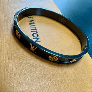 Louis Vuitton Black Enamel Gold Metal LV Motif Bangle – Medium